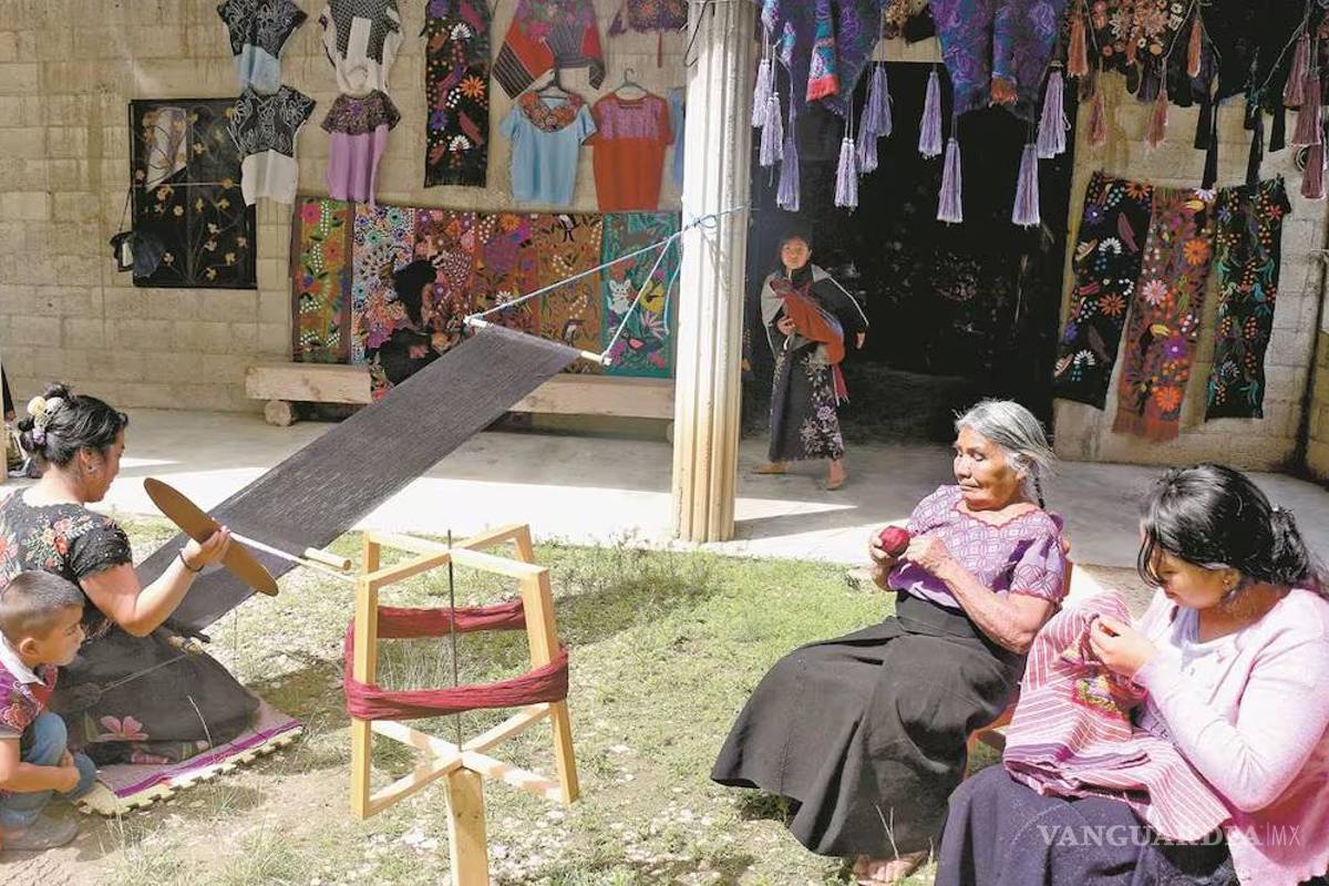 Arranca apoyo económico a artesanas purépechas con créditos sin intereses