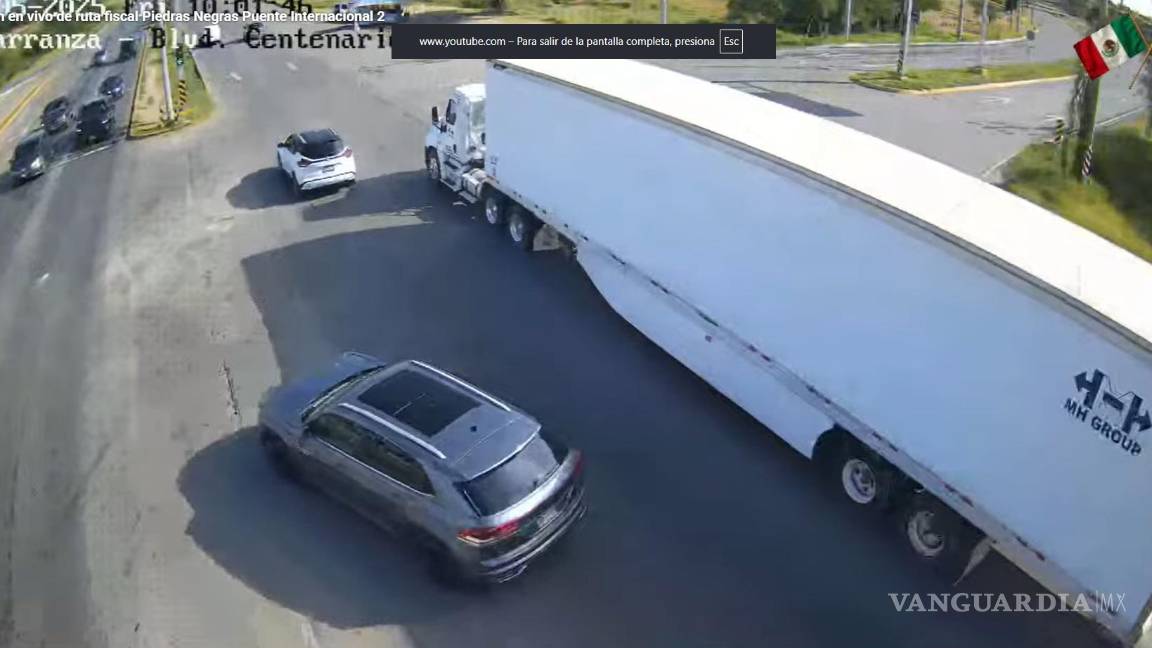 $!Las unidades pesadas ocupan carriles completos durante maniobras de ingreso.