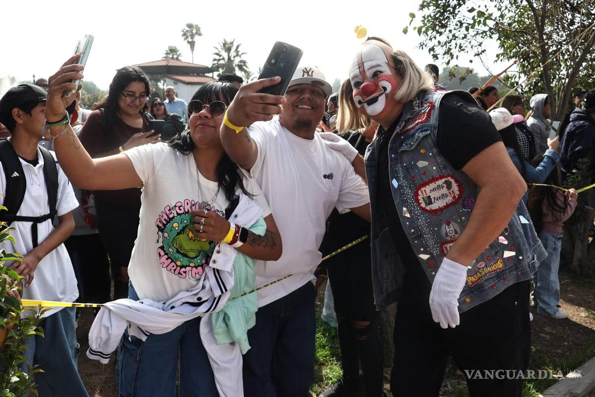 $!Carlos Campa, “Regalito”, posando para la foto con los trabajadores y familiares.