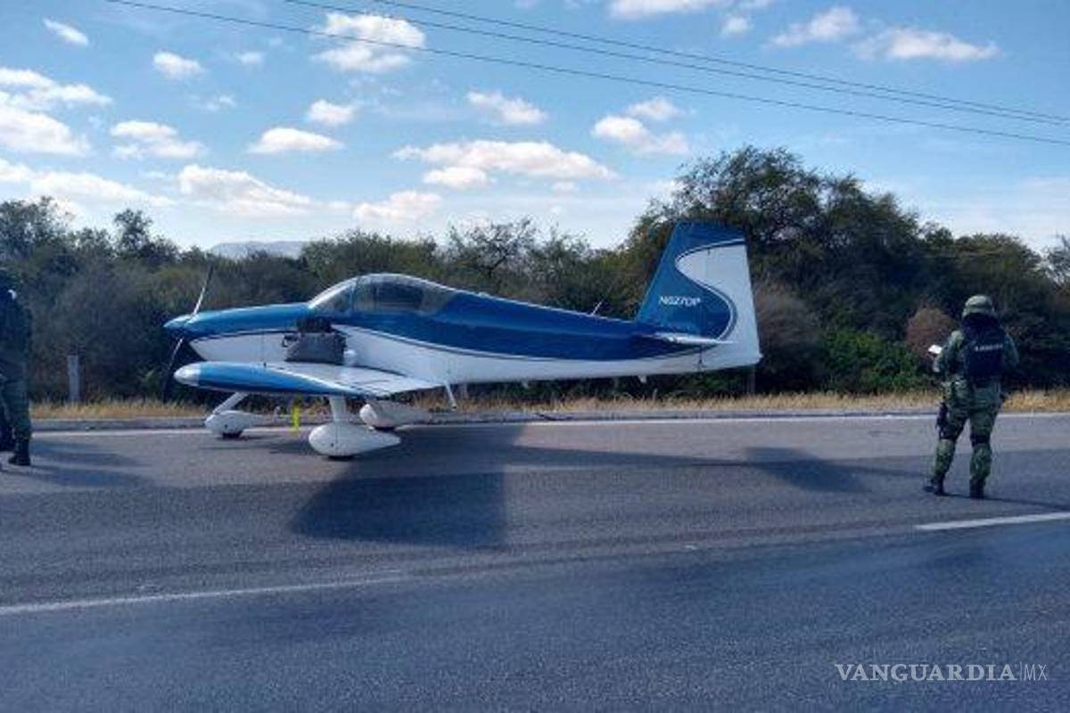 Avioneta aterriza de emergencia en carretera