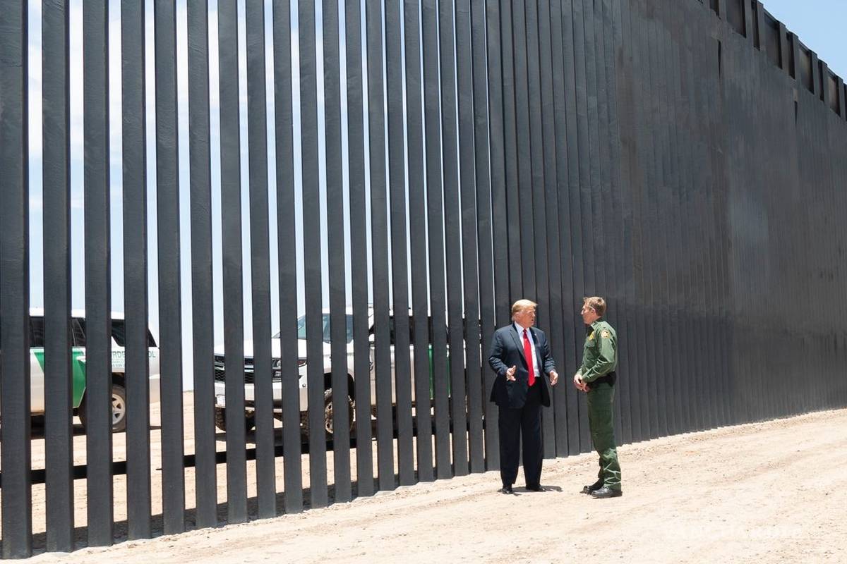 'Soy dueño de mi silencio' AMLO evita responder si abordará el tema del muro con Trump