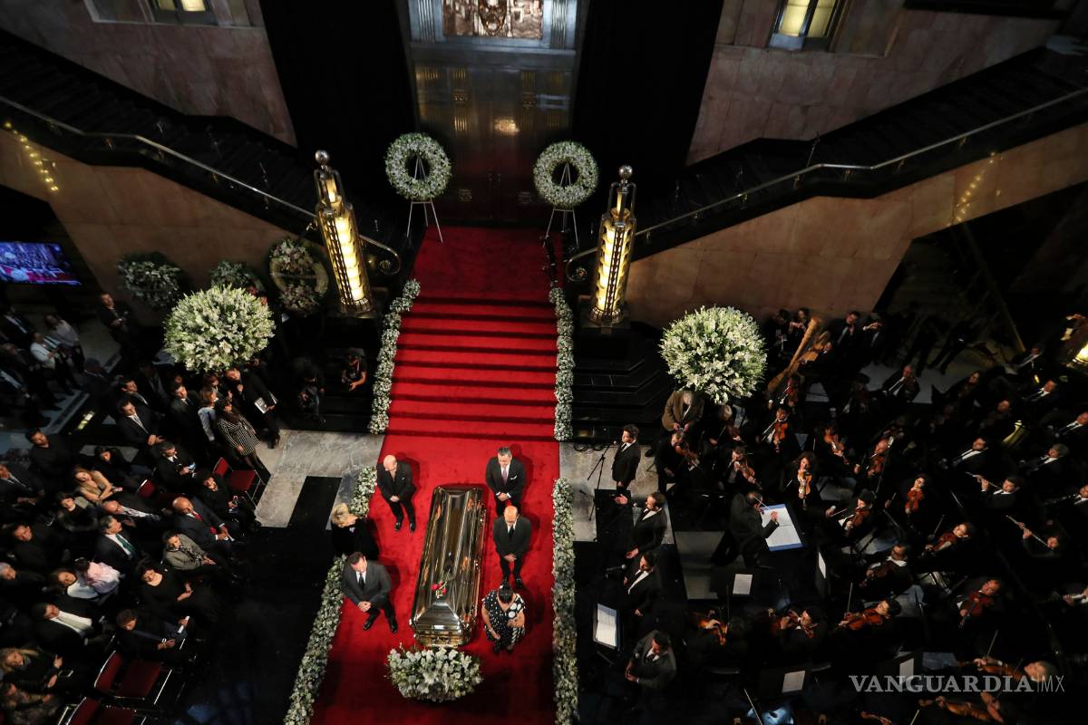 $!FOTOGALERÍA: Palacio de Bellas Artes rinde tributo al príncipe de la canción José José