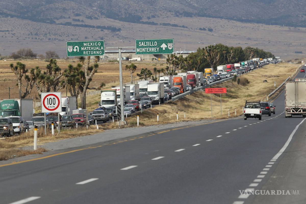 Acusan viajeros falta de personal en casetas de cobro