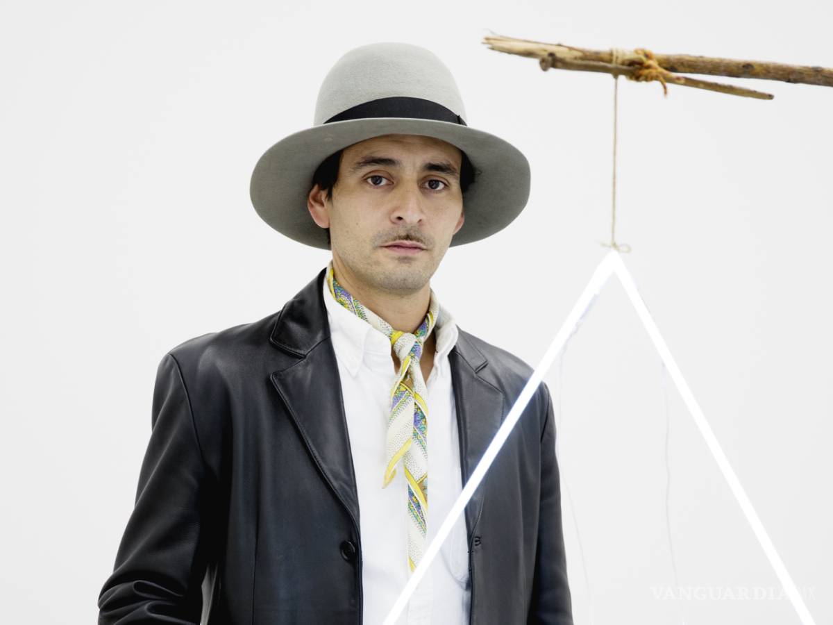 $!Avelina Lesper destruye obra de arte, luego intenta huir y todos creen que es un performance