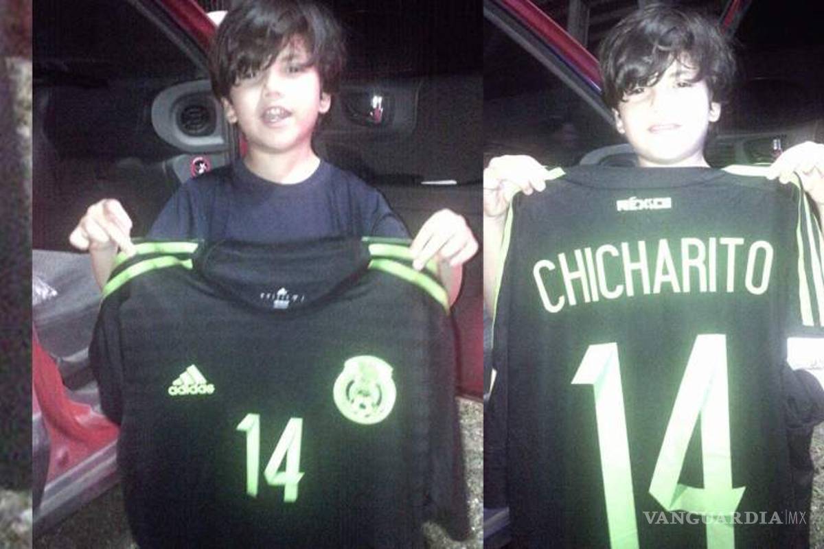 Gesto de humildad, 'Chicharito' regala su playera a pequeñin hondureño
