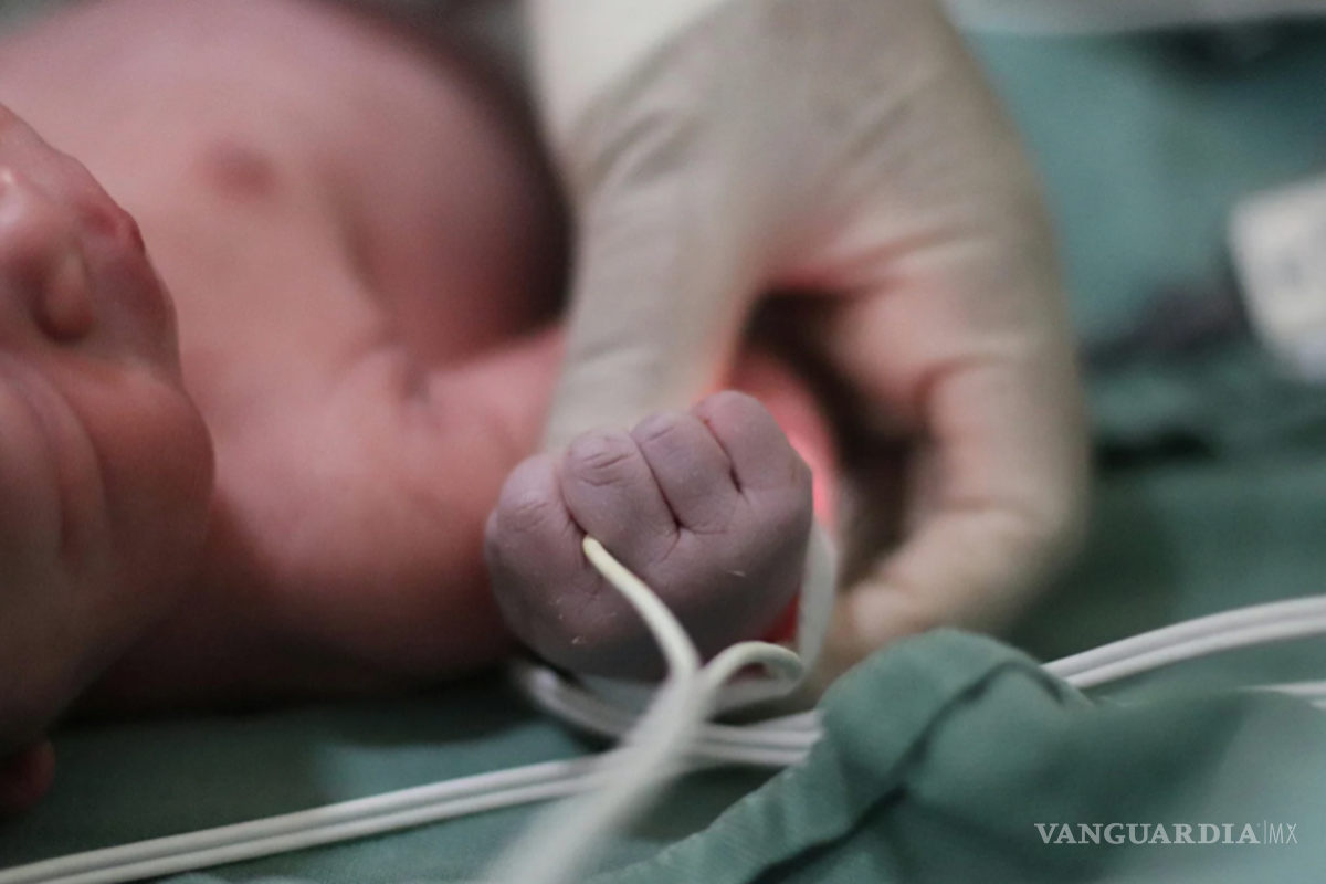 Mujer da a luz en ambulancia sobre carretera 57 en Nava; bebé se encuentra estable