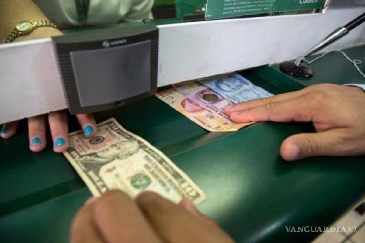 Dólar interbancario se vende en 18.18 y a 18.36 pesos en la terminal aérea