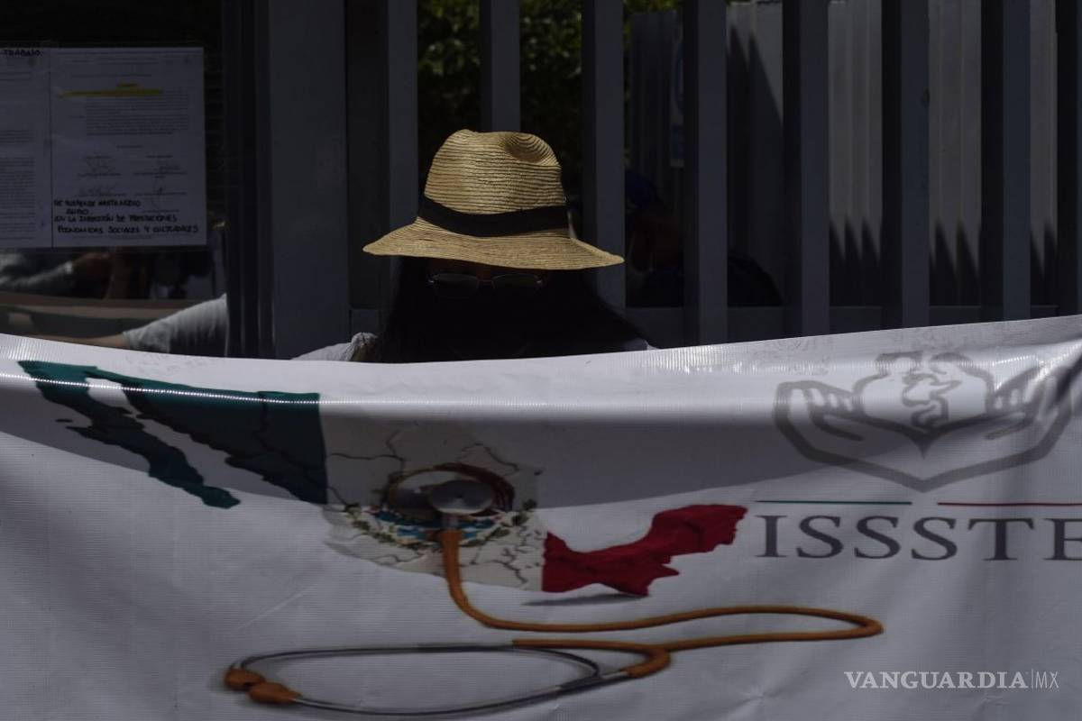 Denuncian trabajadores del ISSSTE despidos injustificados por cambio de directivo