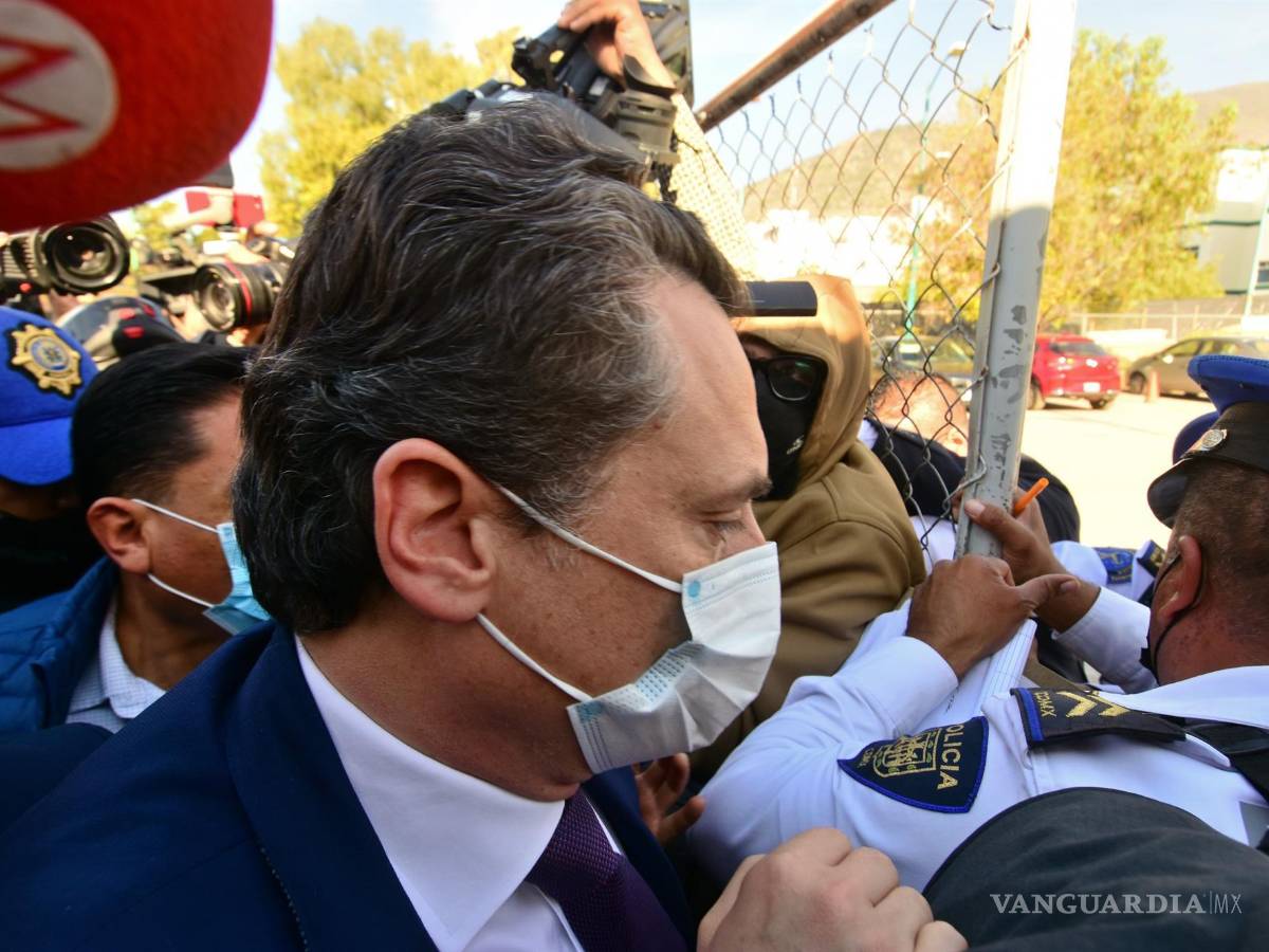 $!El exdirector de Petróleos Mexicanos (PEMEX) Emilio Lozoya acude a comparecer al Reclusorio Norte hoy, en la Ciudad de México . Un juez mexicano impuso a petición de la Fiscalía, prisión preventiva al exdirector de Pemex Emilio Lozoya (2012-2016), acusado de recibir sobornos de Odebrecht, tras más de un año afrontando el proceso judicial en libertad. EFE/Madla Hartz