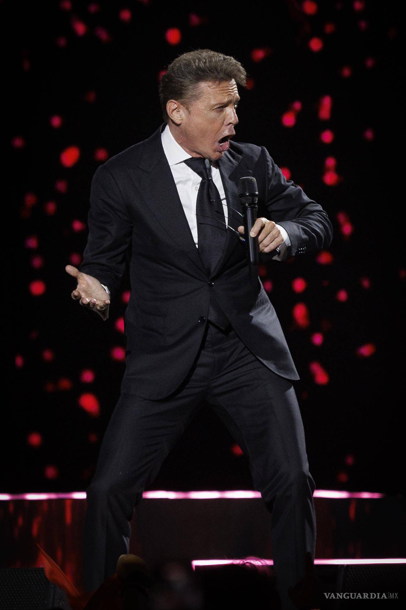 $!El cantante mexicano Luis Miguel durante el concierto ofrecido el 3 de julio en el Navarra Arena de Pamplona.
