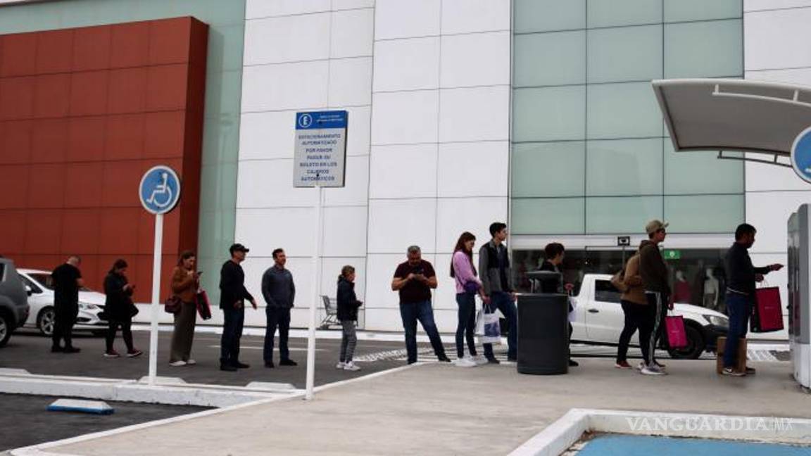 $!Usuarios enfrentan dificultades con los cajeros de estacionamiento en Galerías Saltillo, donde no todos funcionan normalmente.