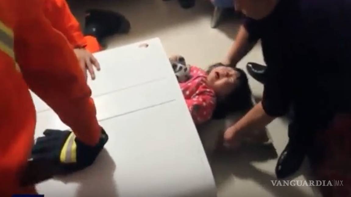 Video: Rescatan a niña atorada en una lavadora