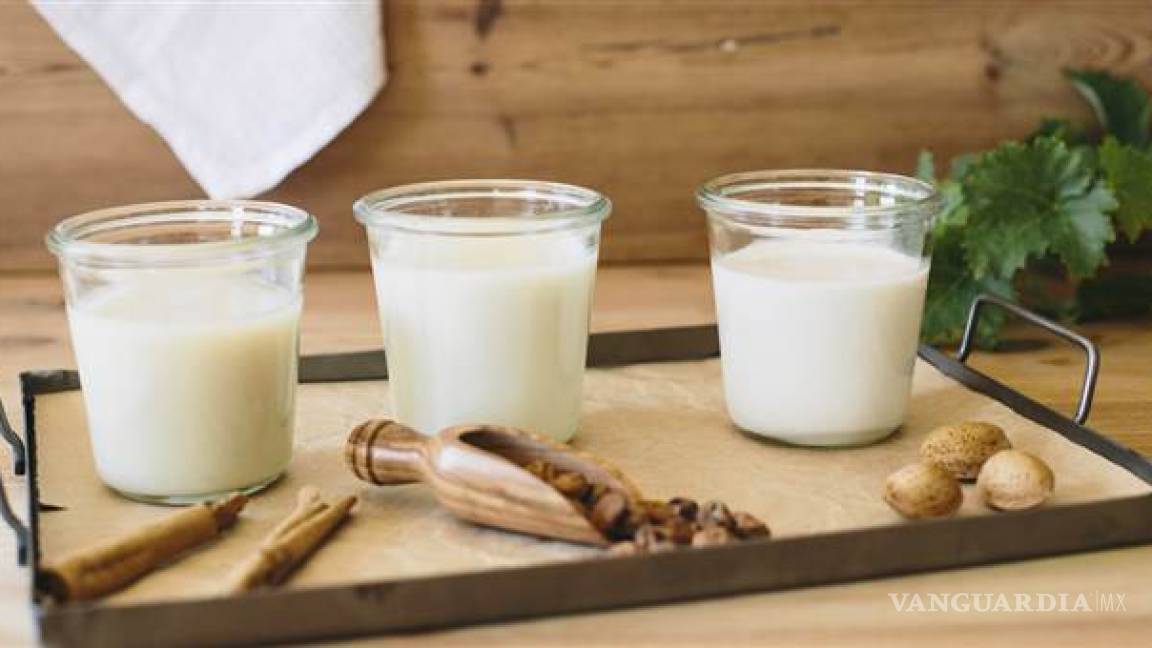 Bebidas de almendra y coco aportan menos nutrientes que la leche, alerta Profeco