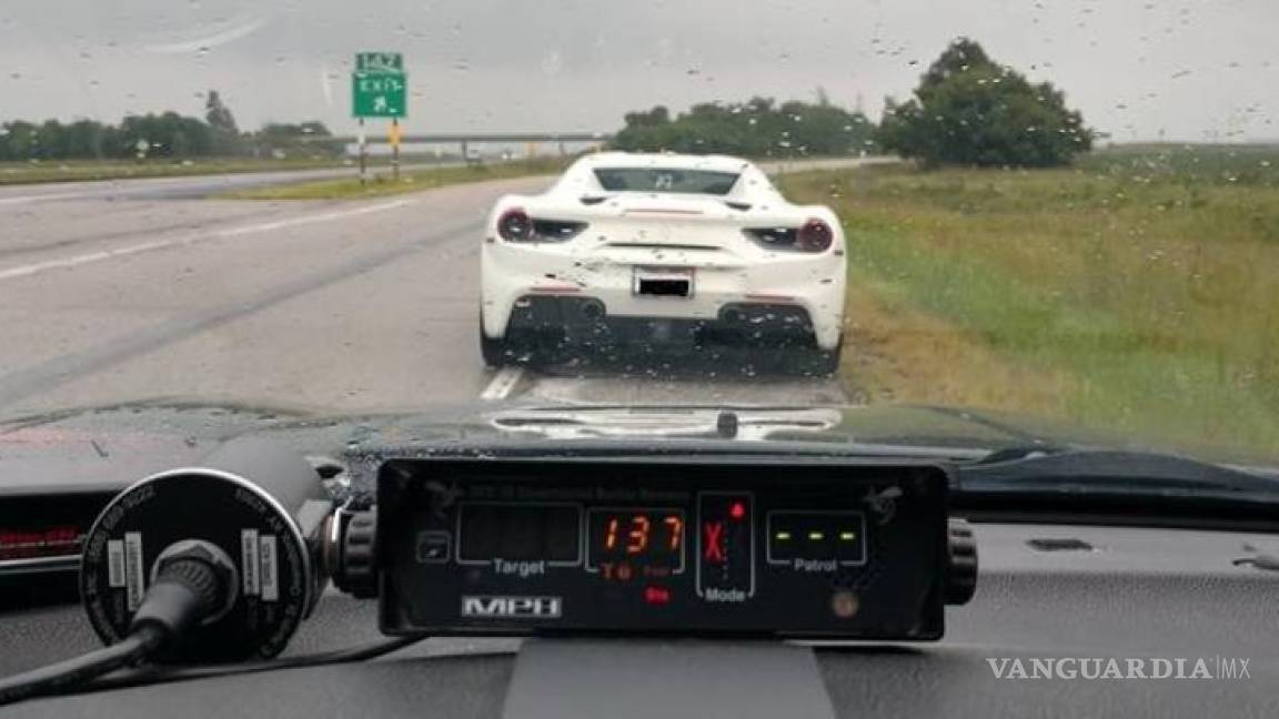 Conductora viaja en Iowa a más de 220 km/h en su Ferrari; dice que iba a 160 Km/h