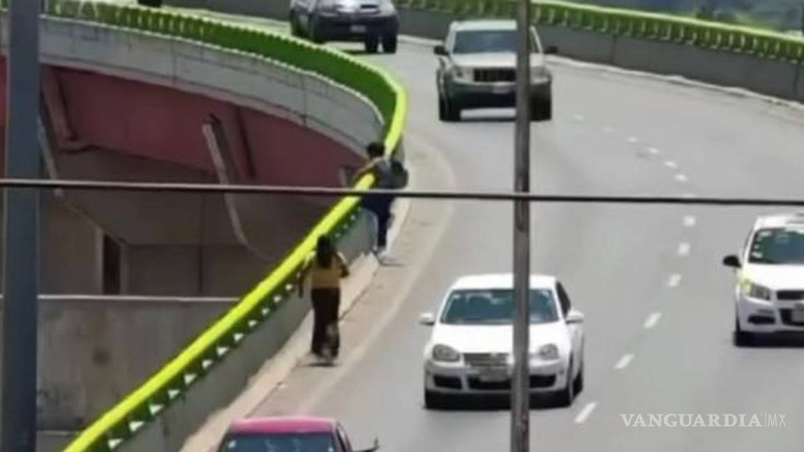Evita tragedia: heroica mujer impide intento de suicidio en puente de Saltillo