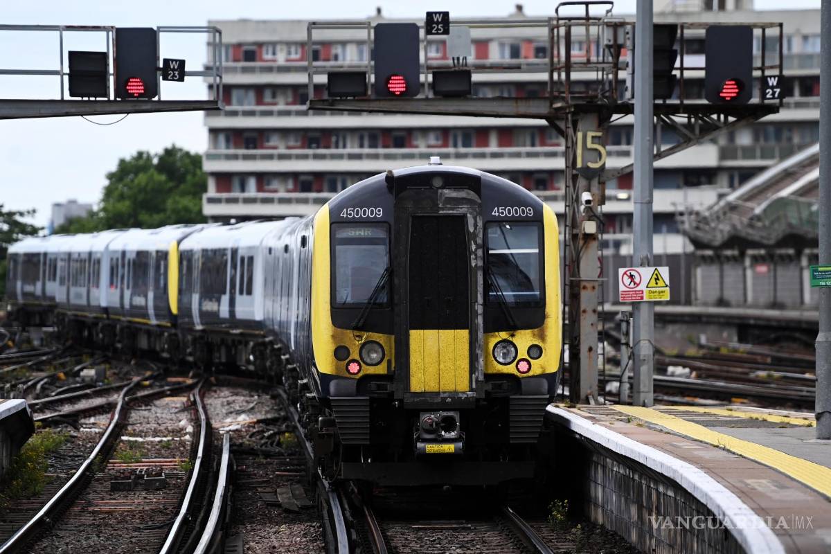 Huelga de trenes, la más grande en décadas, deja a pasajeros varados en Gran Bretaña