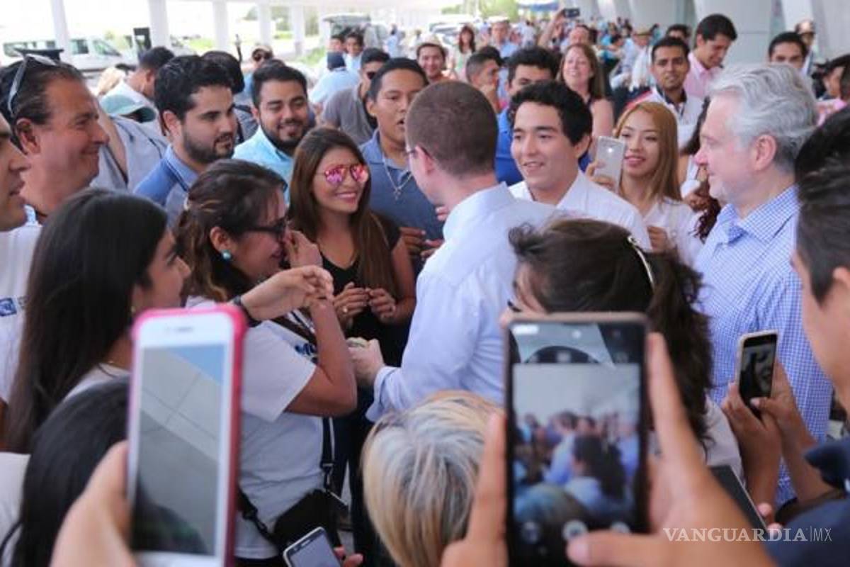 Entre gritos de &quot;¡Anaya!&quot; y &quot;¡Canalla!&quot; llega el candidato a Cancún