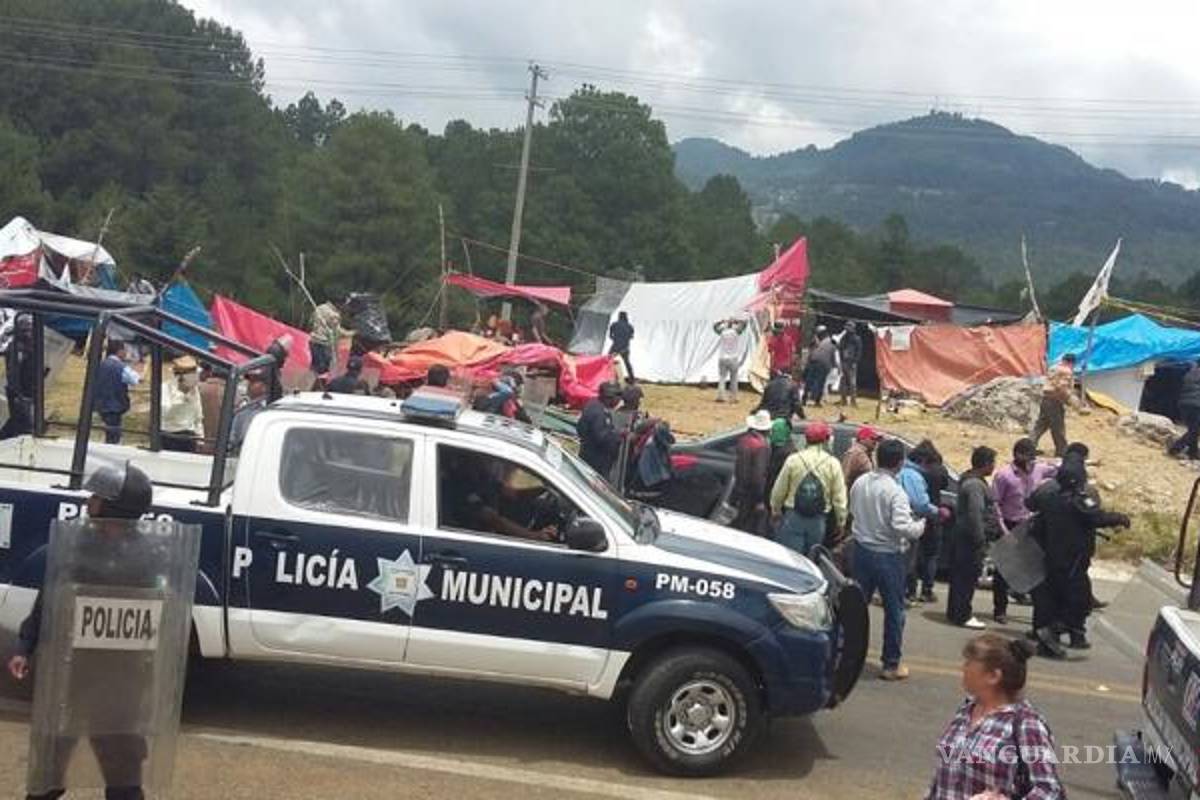 $!Indígenas rompieron los bloqueos de la CNTE en Chiapas