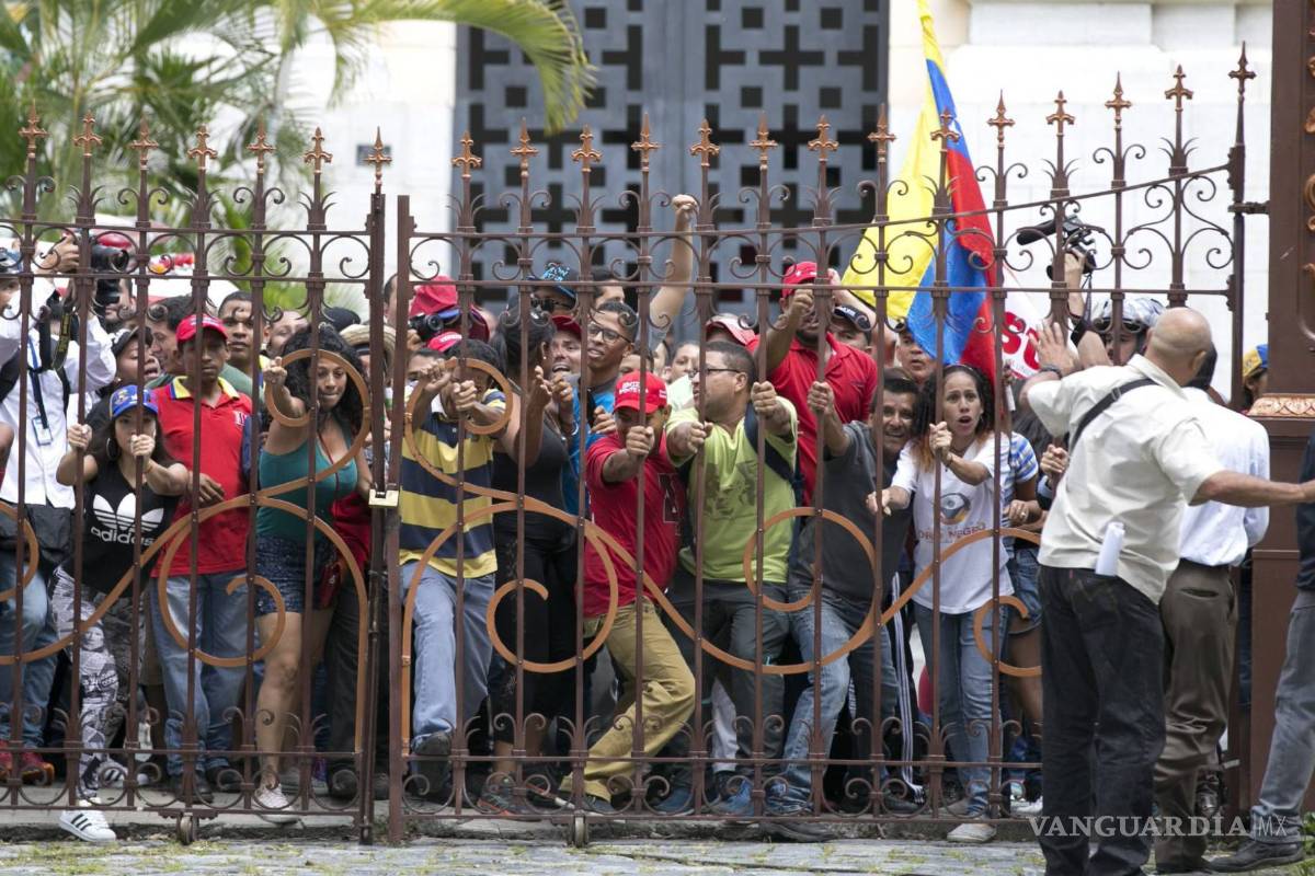 Chavistas asaltan el Parlamento de Venezuela