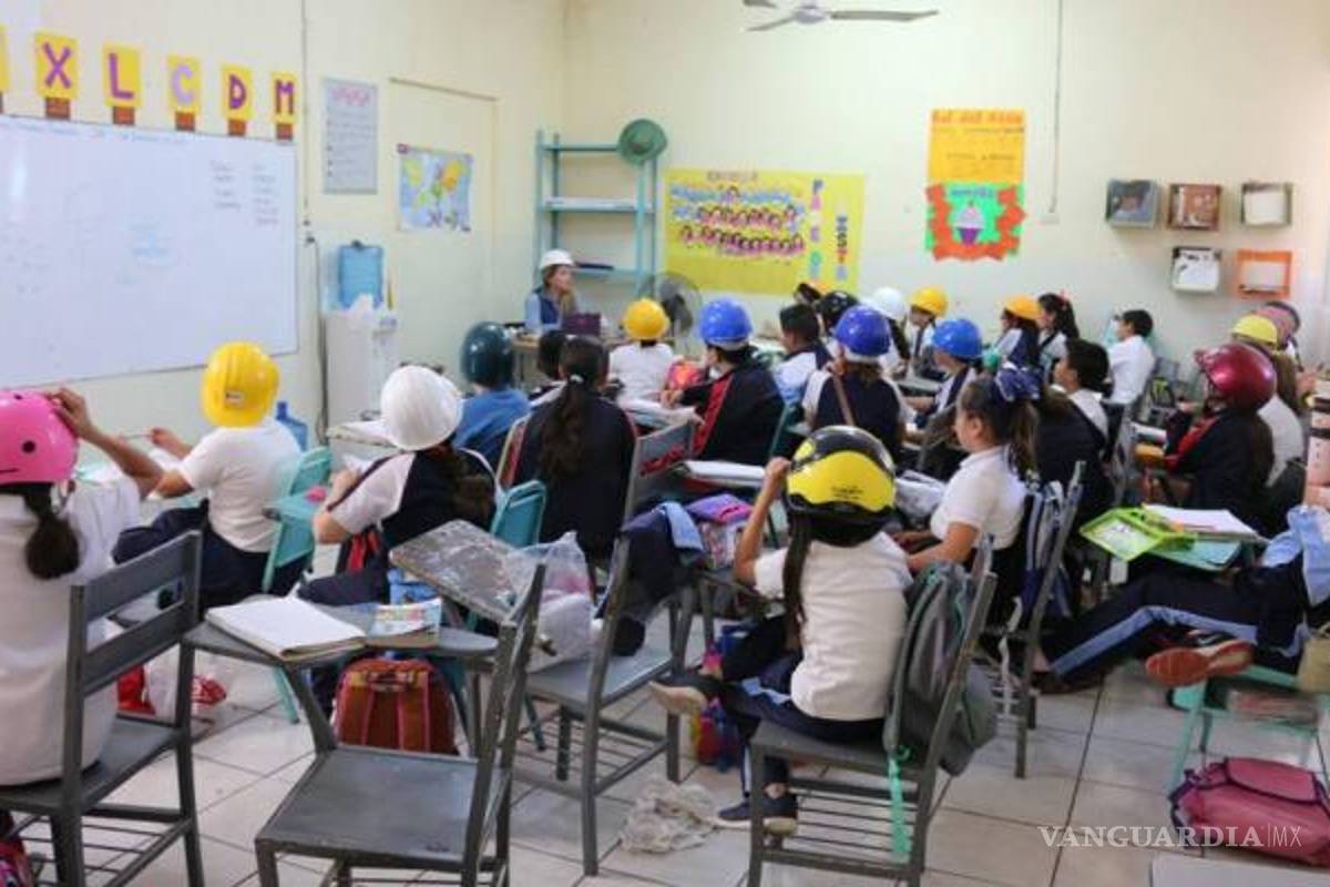 Van a la escuela con cascos... temen que el techo les caiga encima