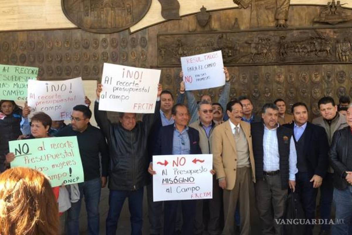 Campesinos encierran a diputados y trabajadores en San Lázaro