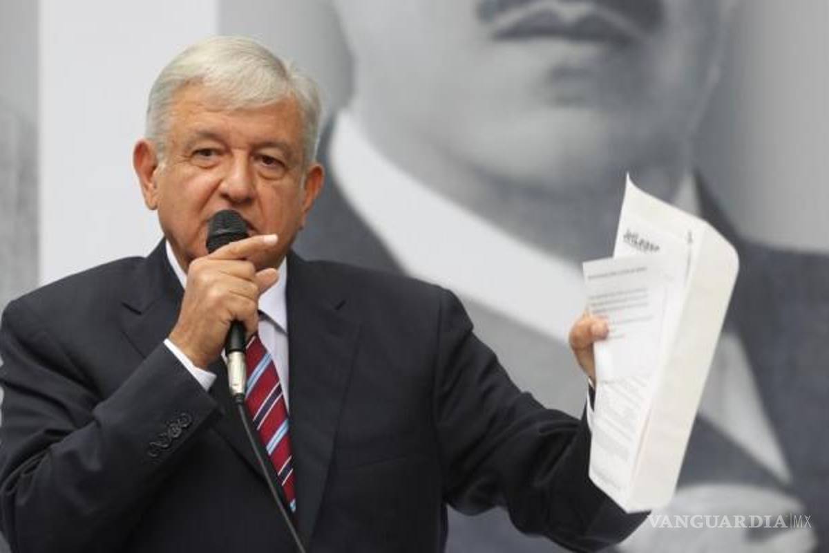 AMLO llama "corazoncitos" a reporteras y le dicen sexista, él lo niega