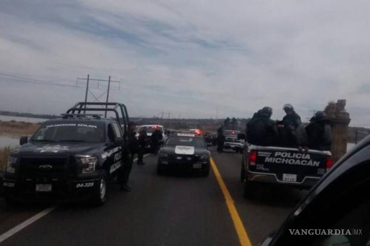 Pescadores bloquean carretera Morelia-Salamanca