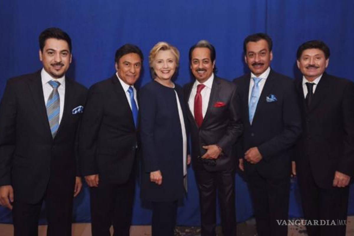Tigres del norte se toman foto con Hillary