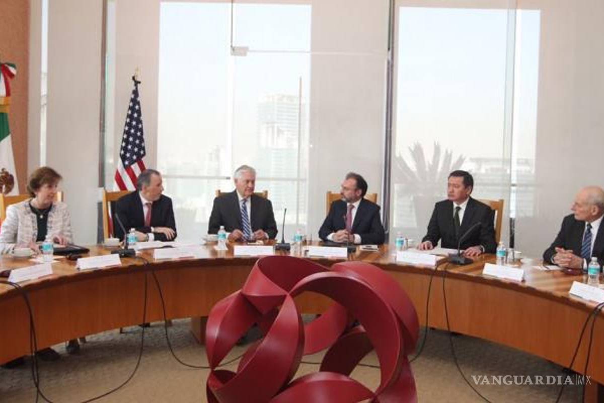 Se contradicen Donald Trump y John F. Kelly por deportaciones