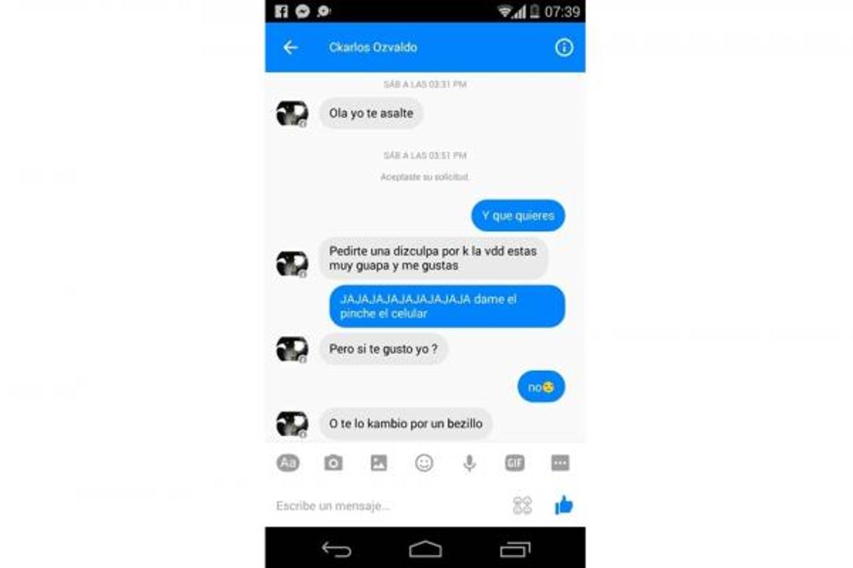 Le roba el celular, la busca en Facebook y... ¡le coquetea!
