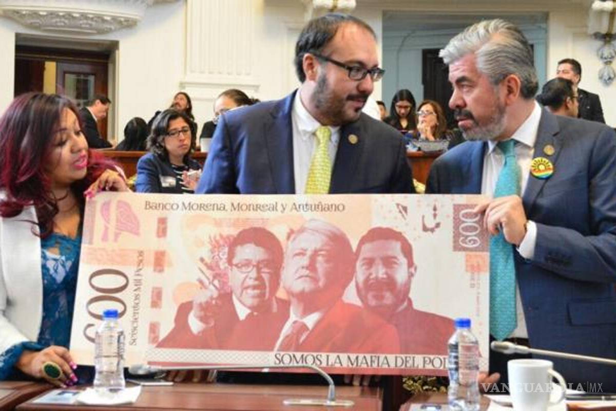 Perredistas hacen billete con la cara de líderes de Morena