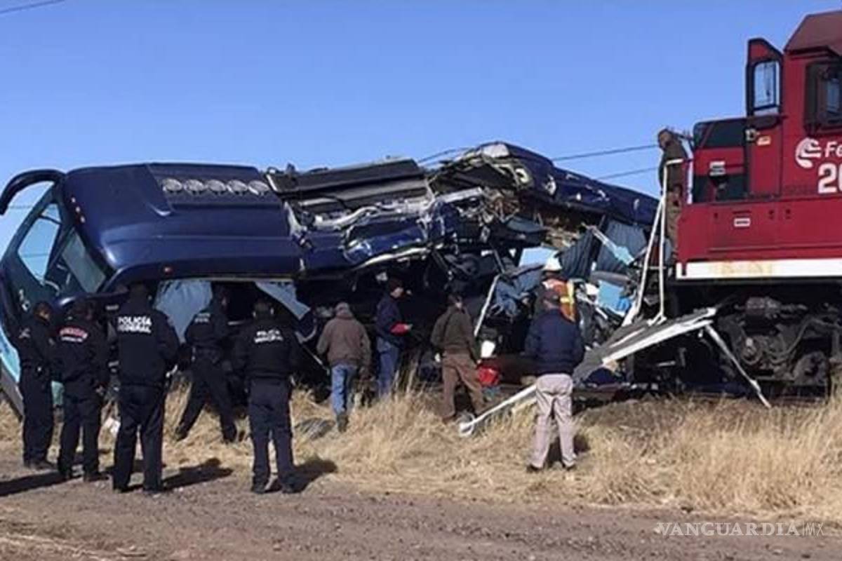 Choque entre ferrocarril y autobús deja 8 heridos en Chihuahua