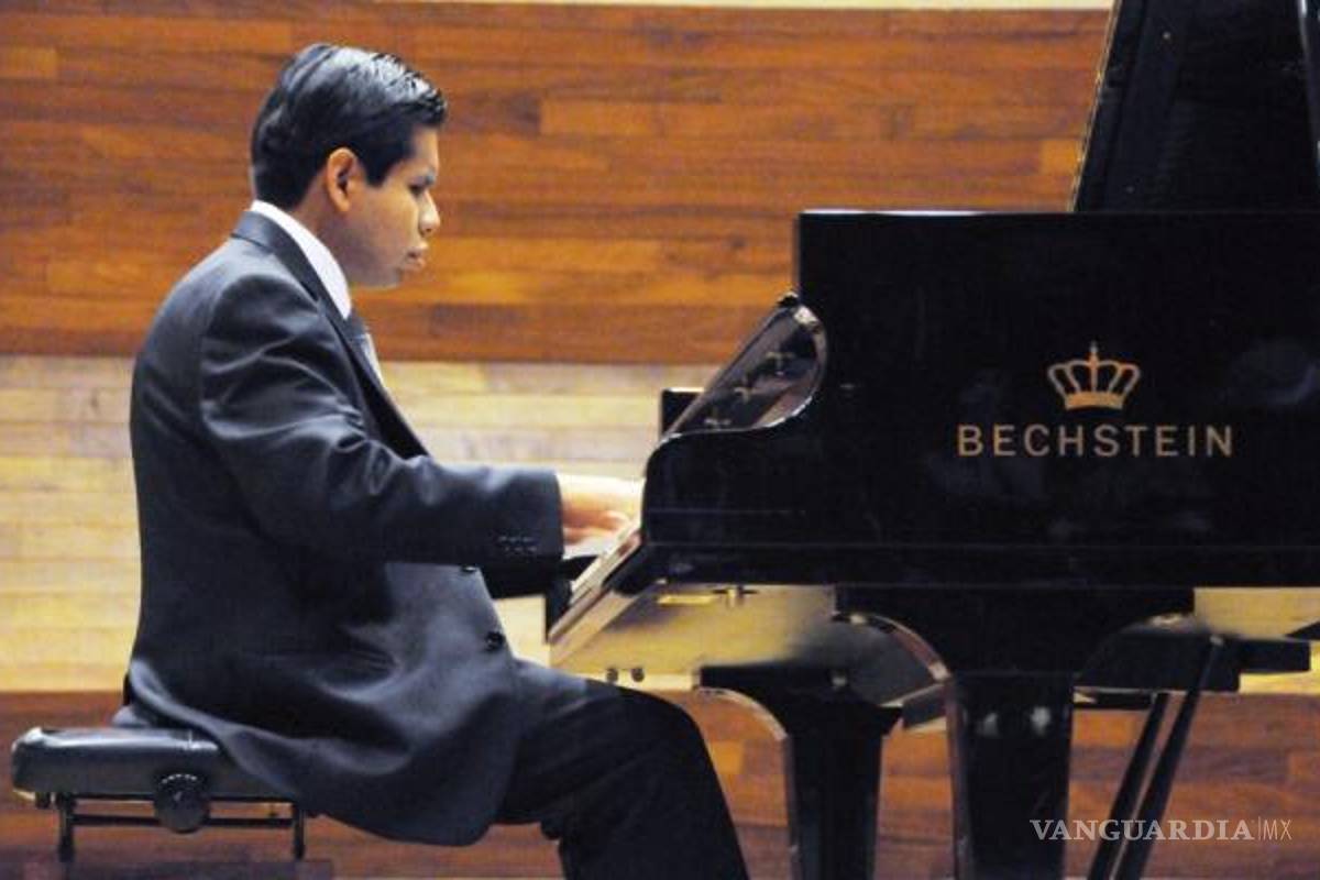 Pianista invidente se gradúa en la UNAM