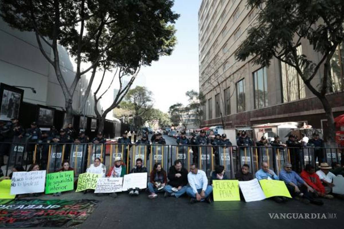 Fernández Noroña protesta en el Senado de la República