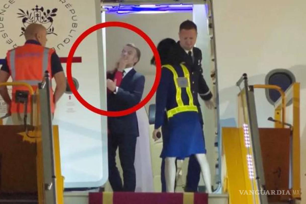 Captan el extraño momento en el que Macron es golpeado por su esposa