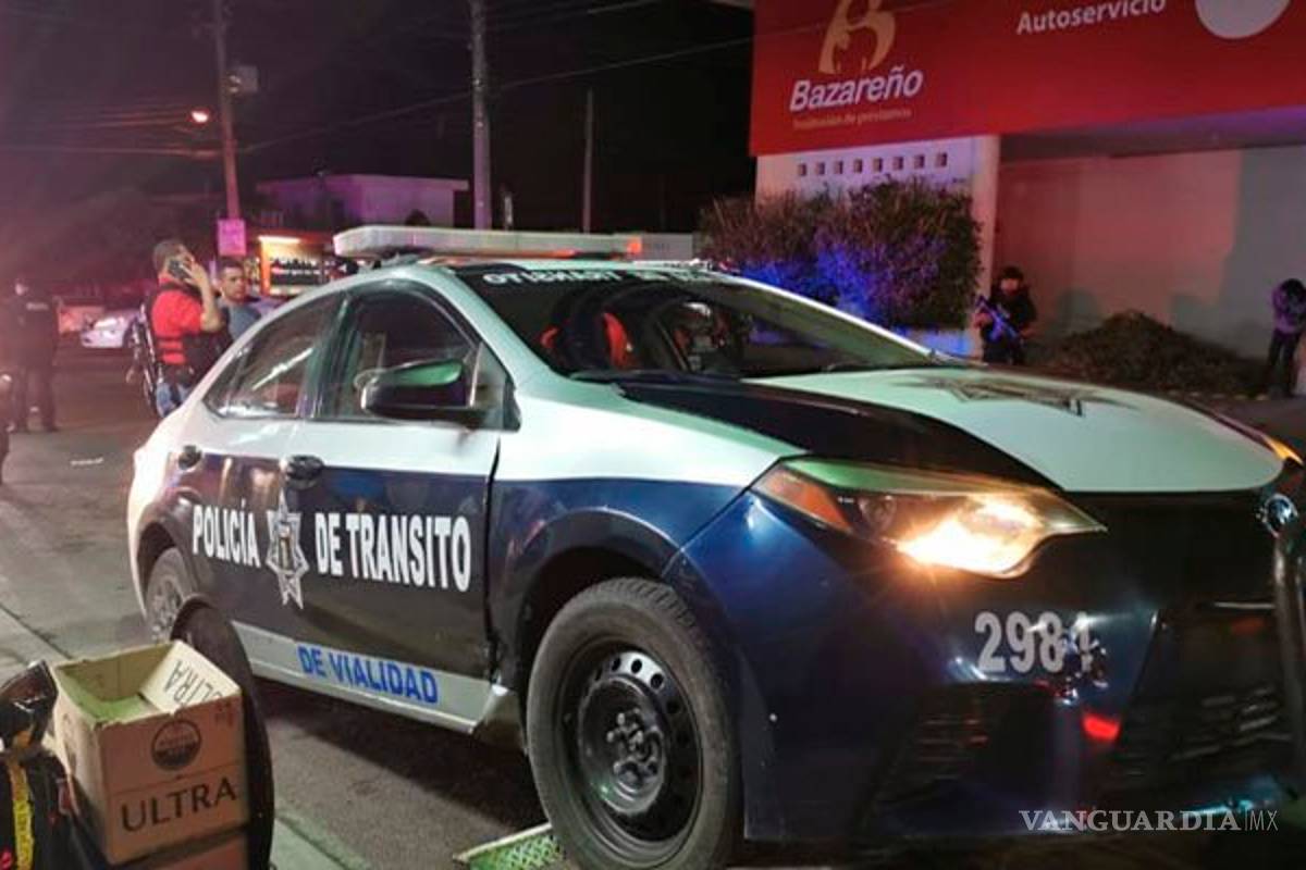 Se roba una patrulla y se va por cerveza en ella