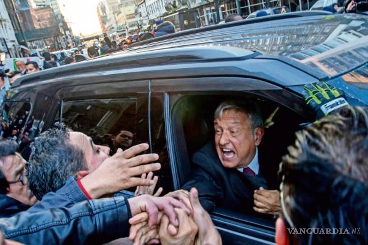 AMLO se convierte en #LordDespota luego de confrontar a padre de normalista