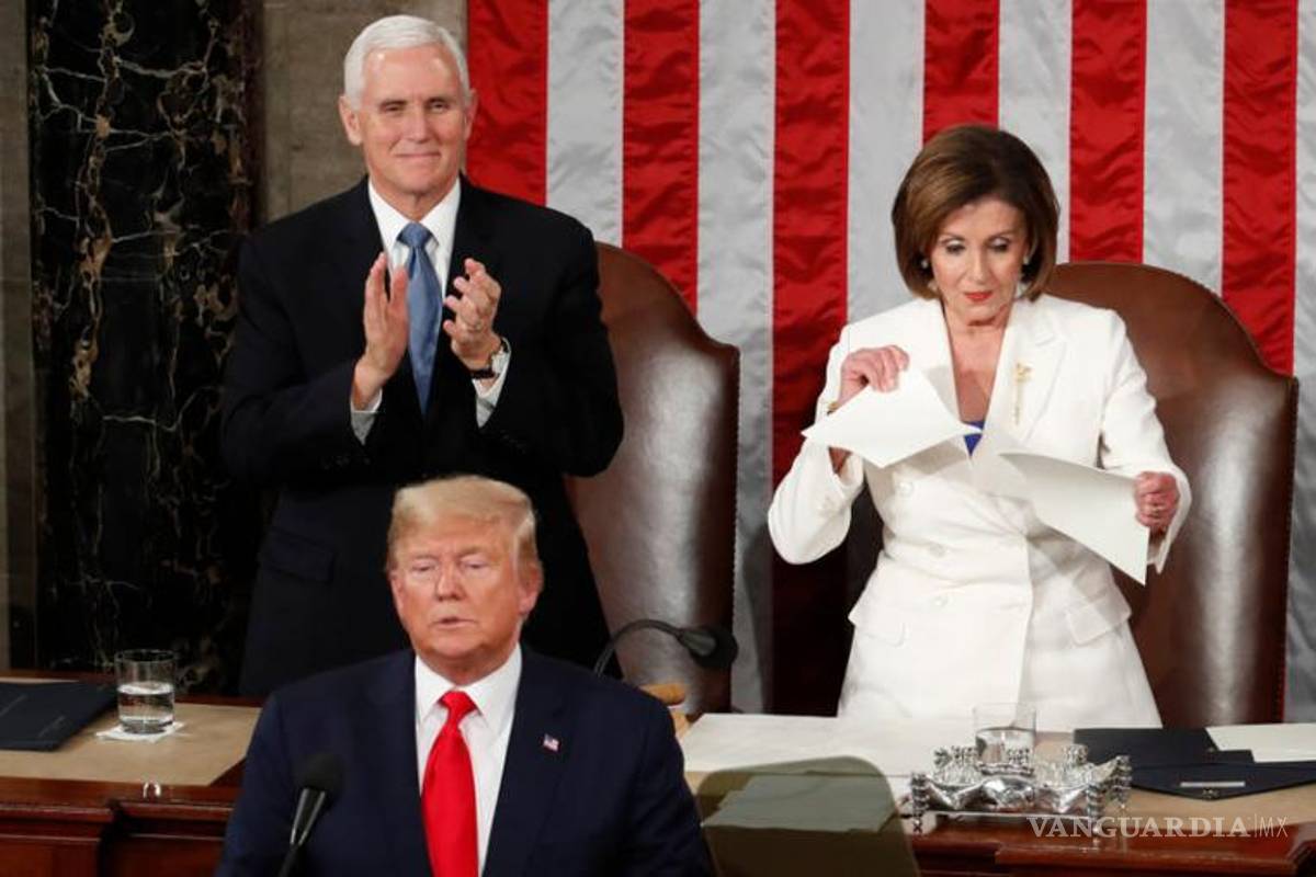 Donald Trump le niega el saludo a Nancy Pelosi... ¡y ella le rompe su discurso ante el Congreso! (video)