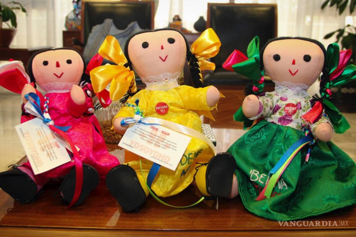 Mexicanos crean muñeca otomí que traduce frases al español