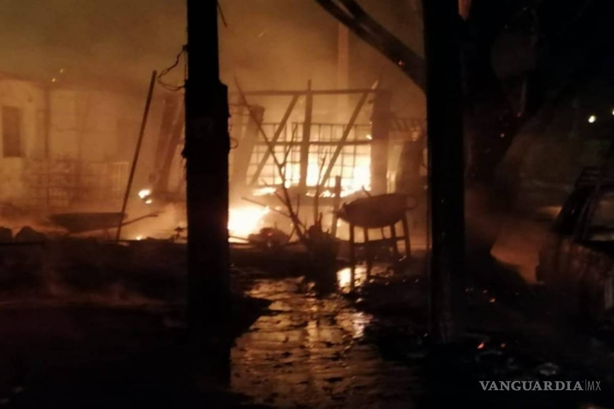 Se queman cinco casas en incendio por presunta toma clandestina
