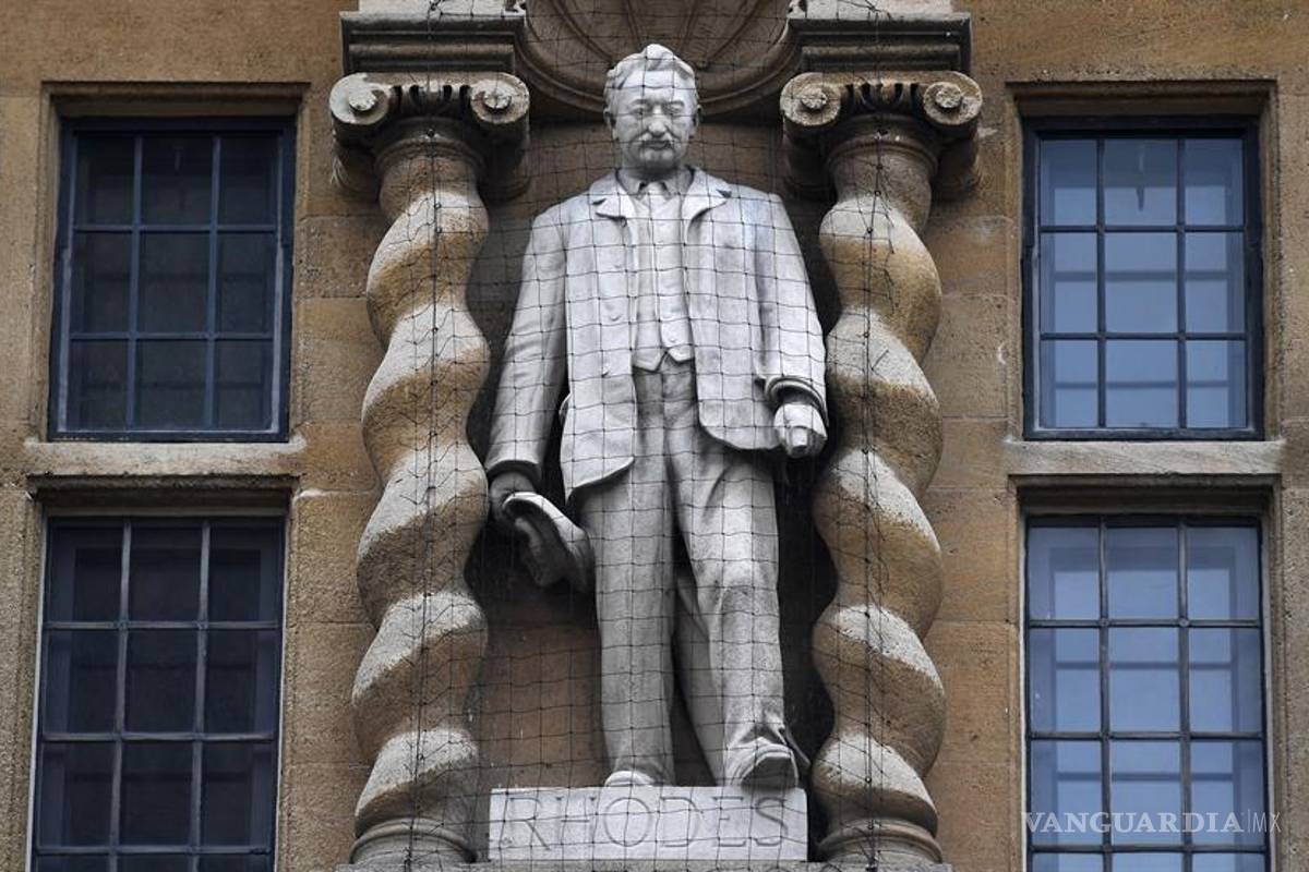 $!Monumentos y estatuas son víctimas de la ira y las protestas antirracistas en todo el mundo (fotos)