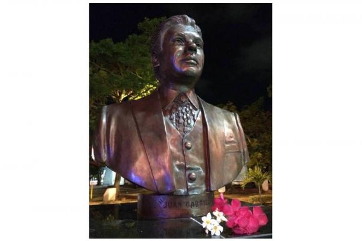 Develan escultura en honor a Juan Gabriel en Cancún