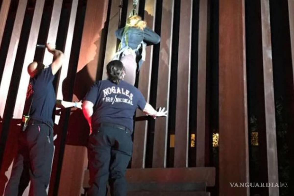 'Polleros' dejan colgada a mujer en valla fronteriza