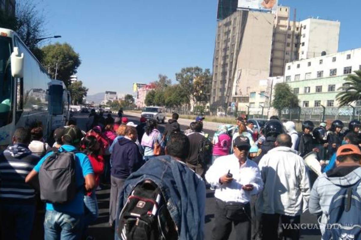 Maestros de CNTE se enfrentan con policías en la México-Cuernavaca