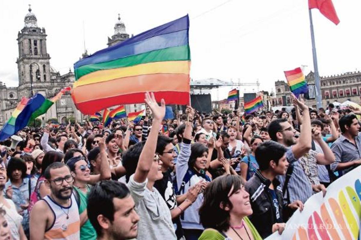 Con alegría y color marchan por el orgullo gay al Zócalo