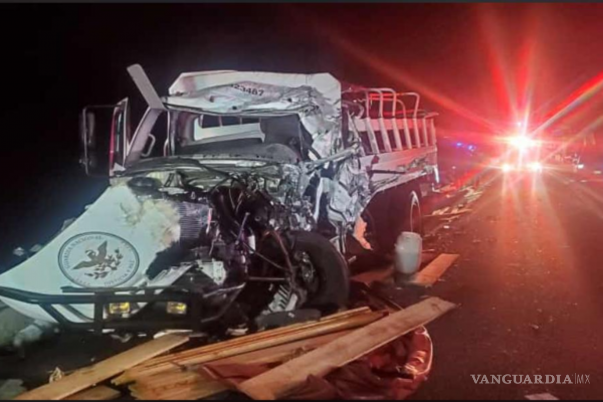 Choque entre tráiler y camión de la Guardia Nacional deja un elemento muerto y al menos 32 heridos