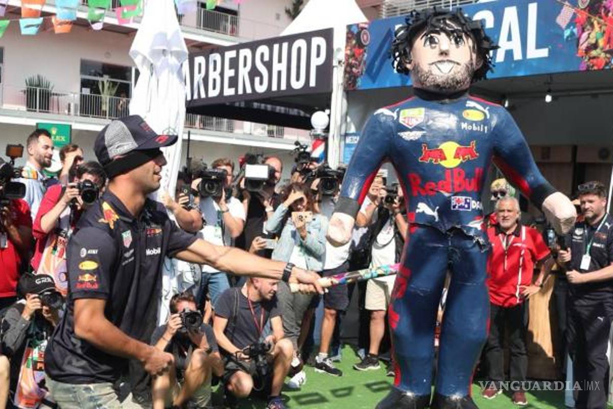 $!Pilotos de la F1 rompen piñatas previo al arranque del Gran Premio de México
