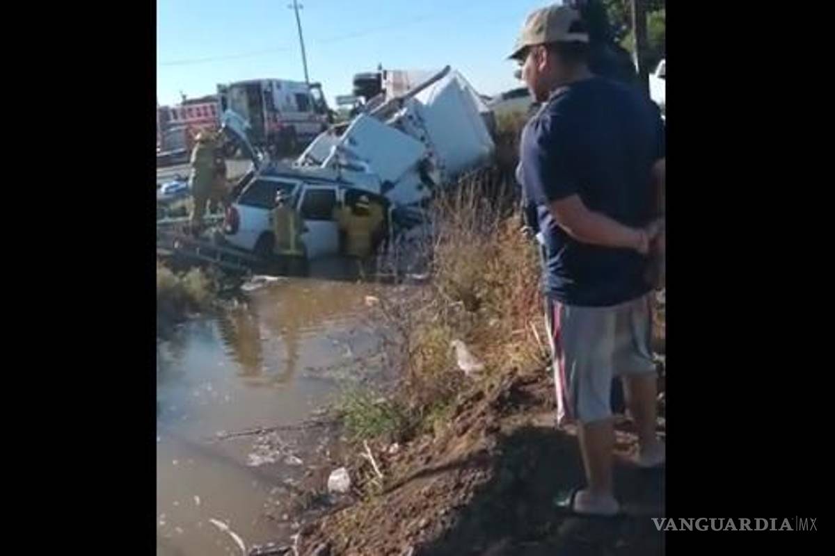 Choque deja 4 muertos... y pobladores aprovechan para hacer rapiña, en Sonora