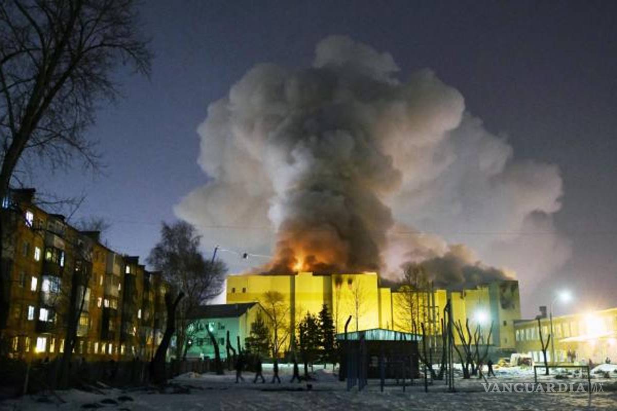 $!Suman 64 muertos por incendio en centro comercial de Siberia