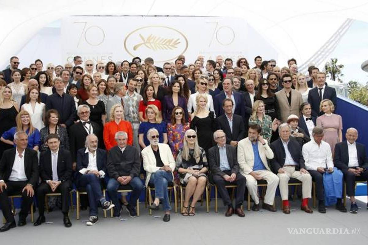 Estrellas de cine posan para la cámara en un homenaje por los 70 años de Cannes